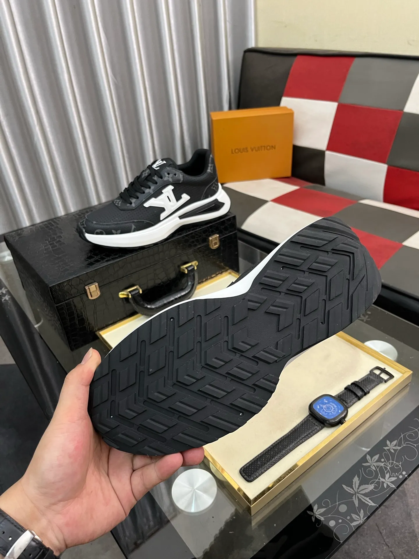 Men's shoes 💰458⌚️⌚️【LOUlS VUlTTON】Louis Vuitton ~ unique and casual style. LV counter purchasing 🏃casual shoes😍😍 Men's 2022 counters are on sale simultaneously, Italian imported brands select first-layer Italian cowhide. 🐑Sheepskin lining (refuses to discolor and rub feet) Sole: Original sole specially provided by the original factory 🎬Better in kind Size number: 38-443️⃣Colors available